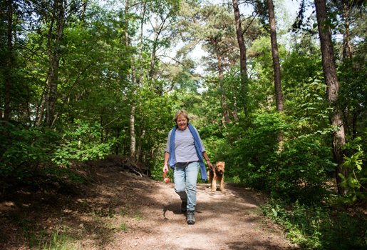 Vrouw loopt door het bos